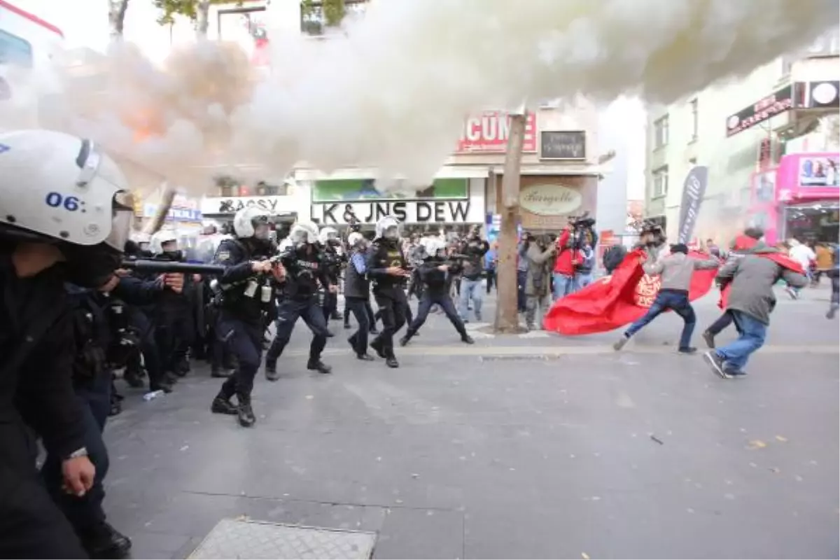 YÖK\'ü Protesto Eden Gruba Polis Müdahalesi