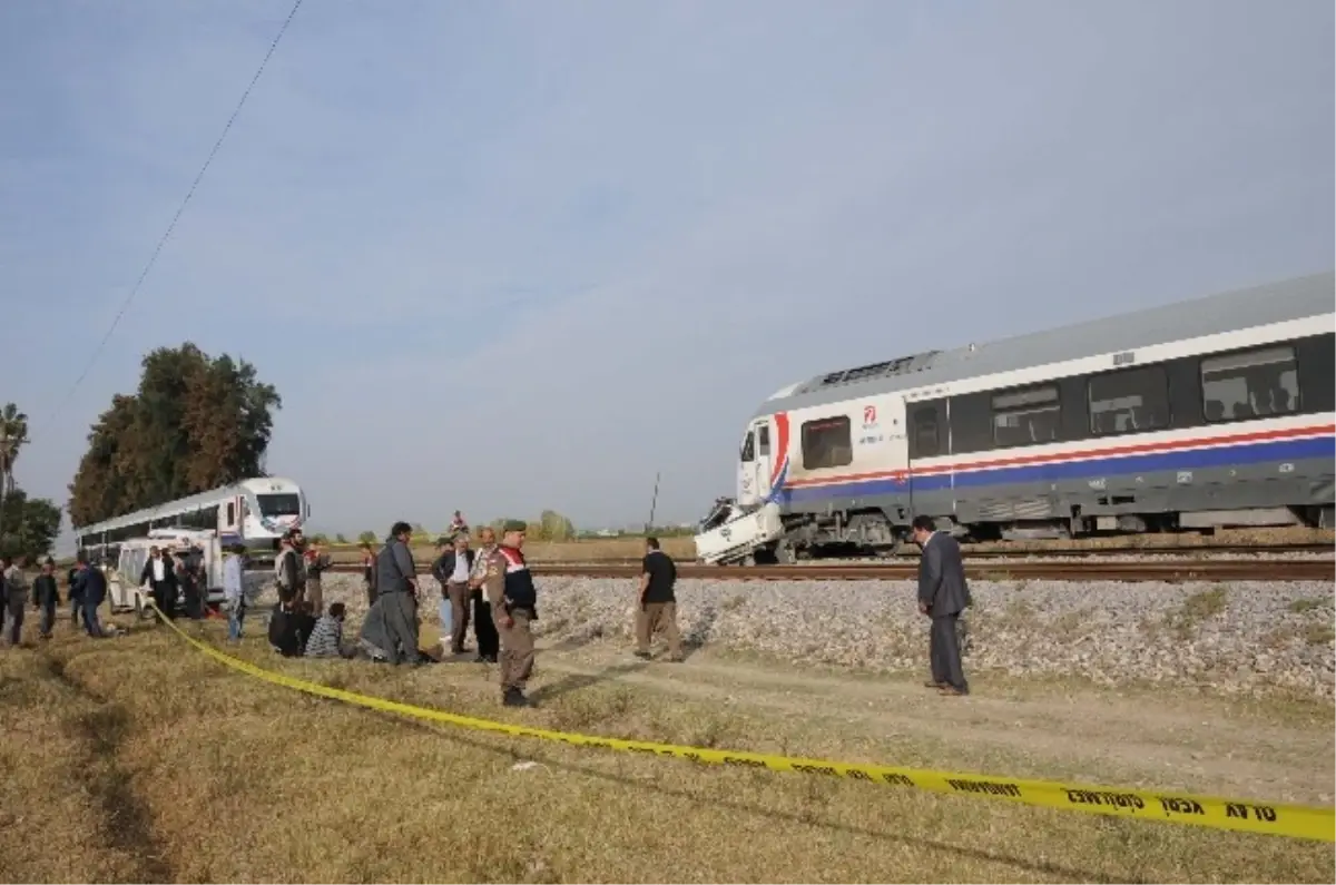 Yolcu Treni Pikaba Çarptı: 2 Ölü