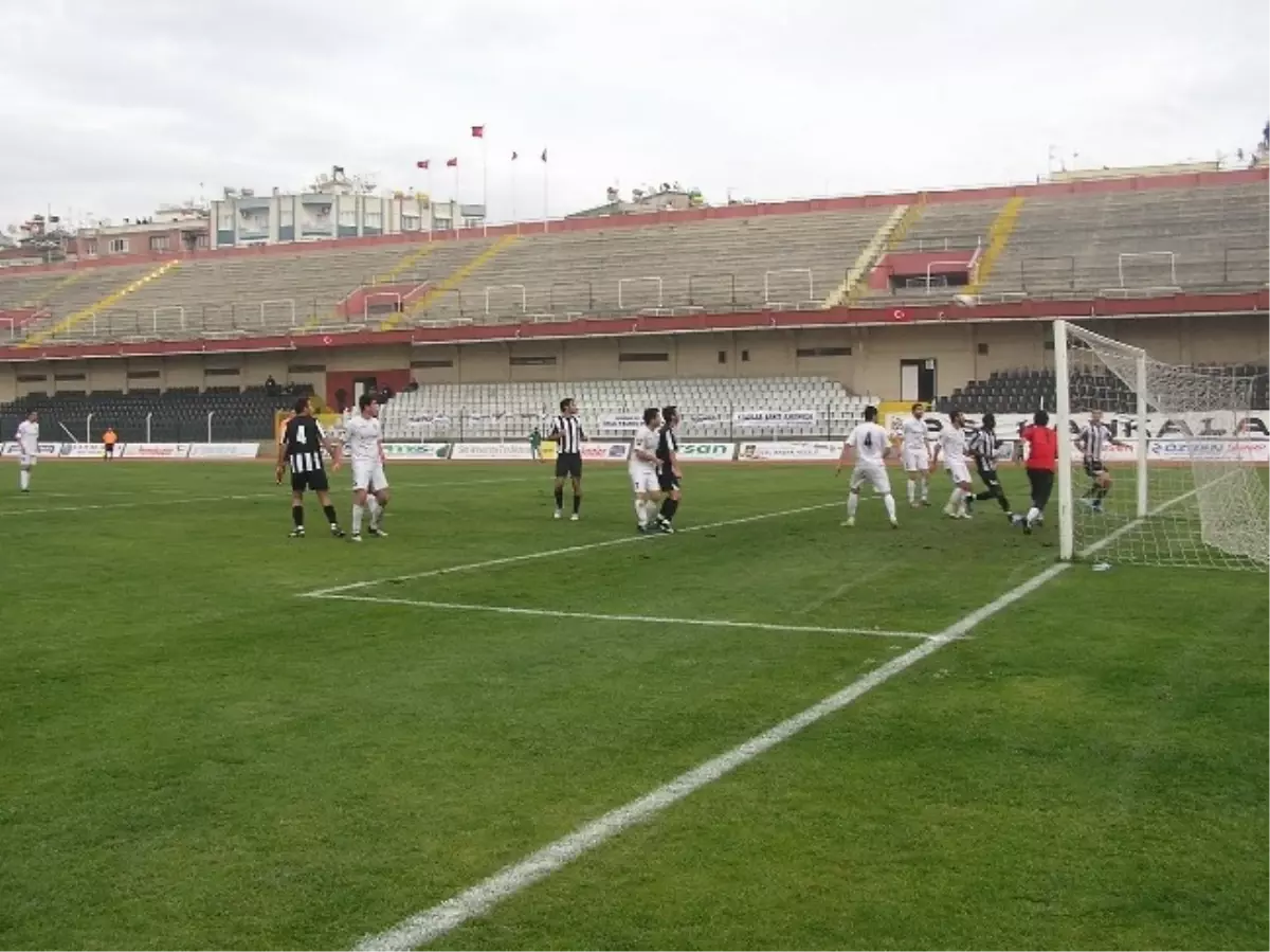 Adnan Menderes Stadı\'nda Açık Tribün İhalesi Yapıldı