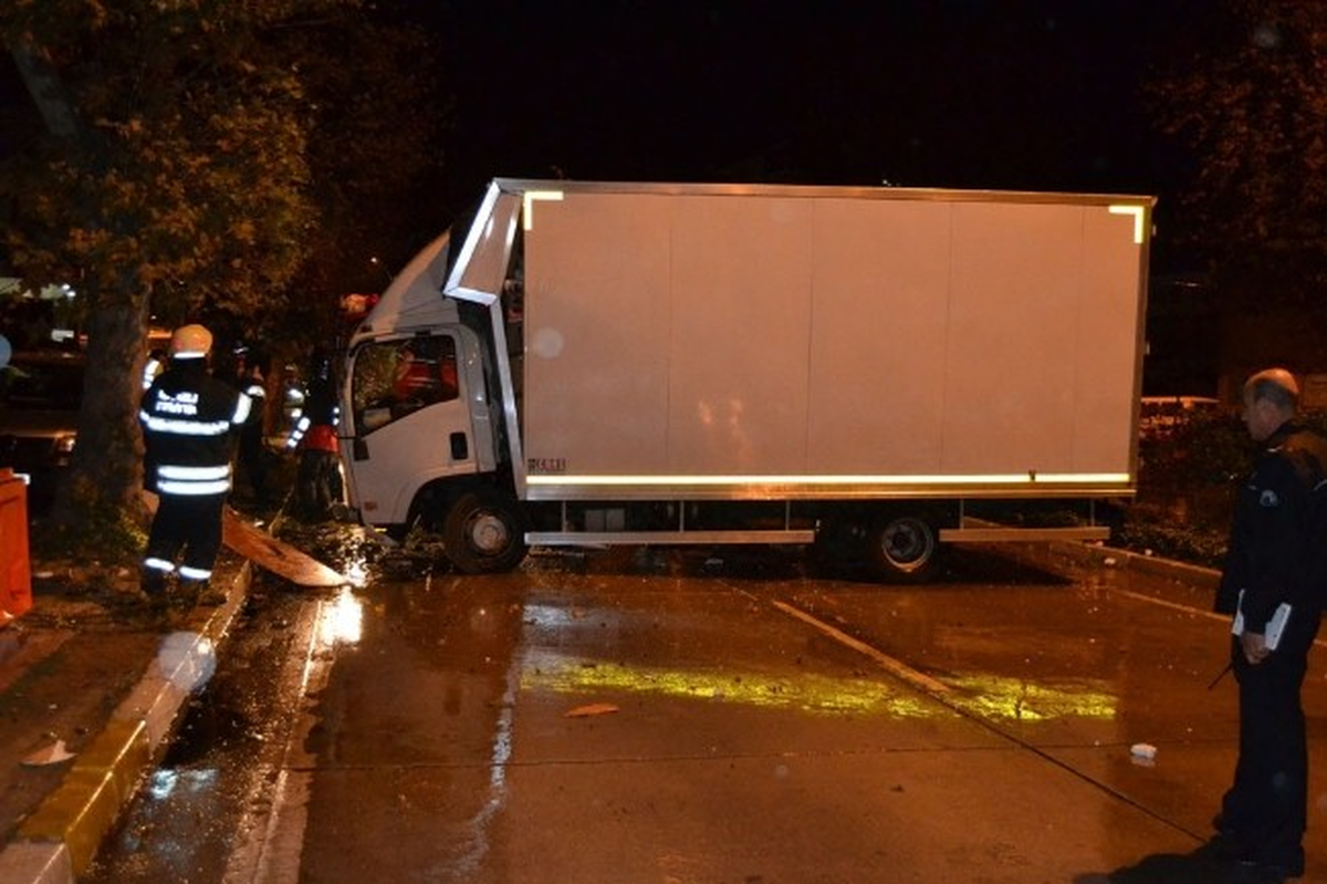 Kocaeli\'de Kamyonette Sıkışan Sürücüyü İtfaiye Kurtardı
