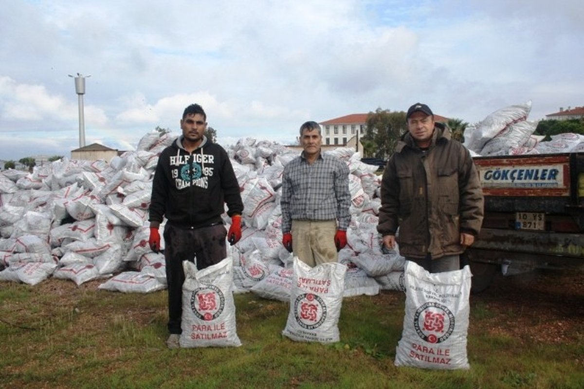 Ayvalık\'ta İhtiyaç Sahiplerine Kömür Yardımları