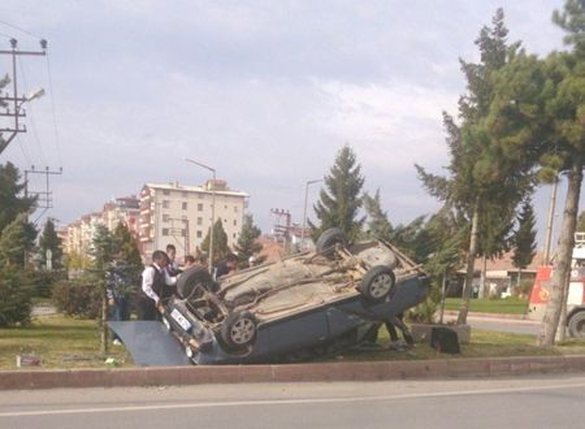 Devrilen Otomobilden Yara Almadan Kurtuldular