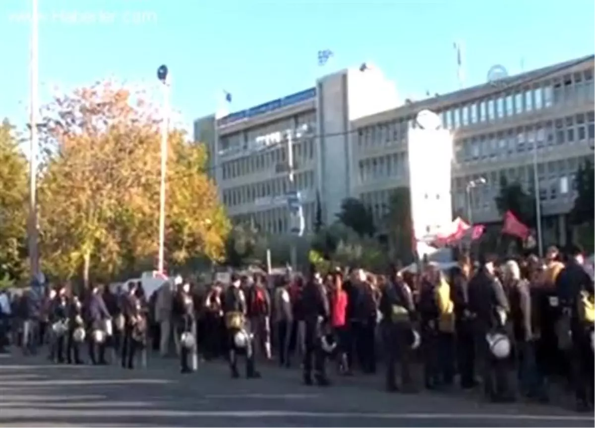 ERT\'ye Polis Müdahalesi Protesto Edildi