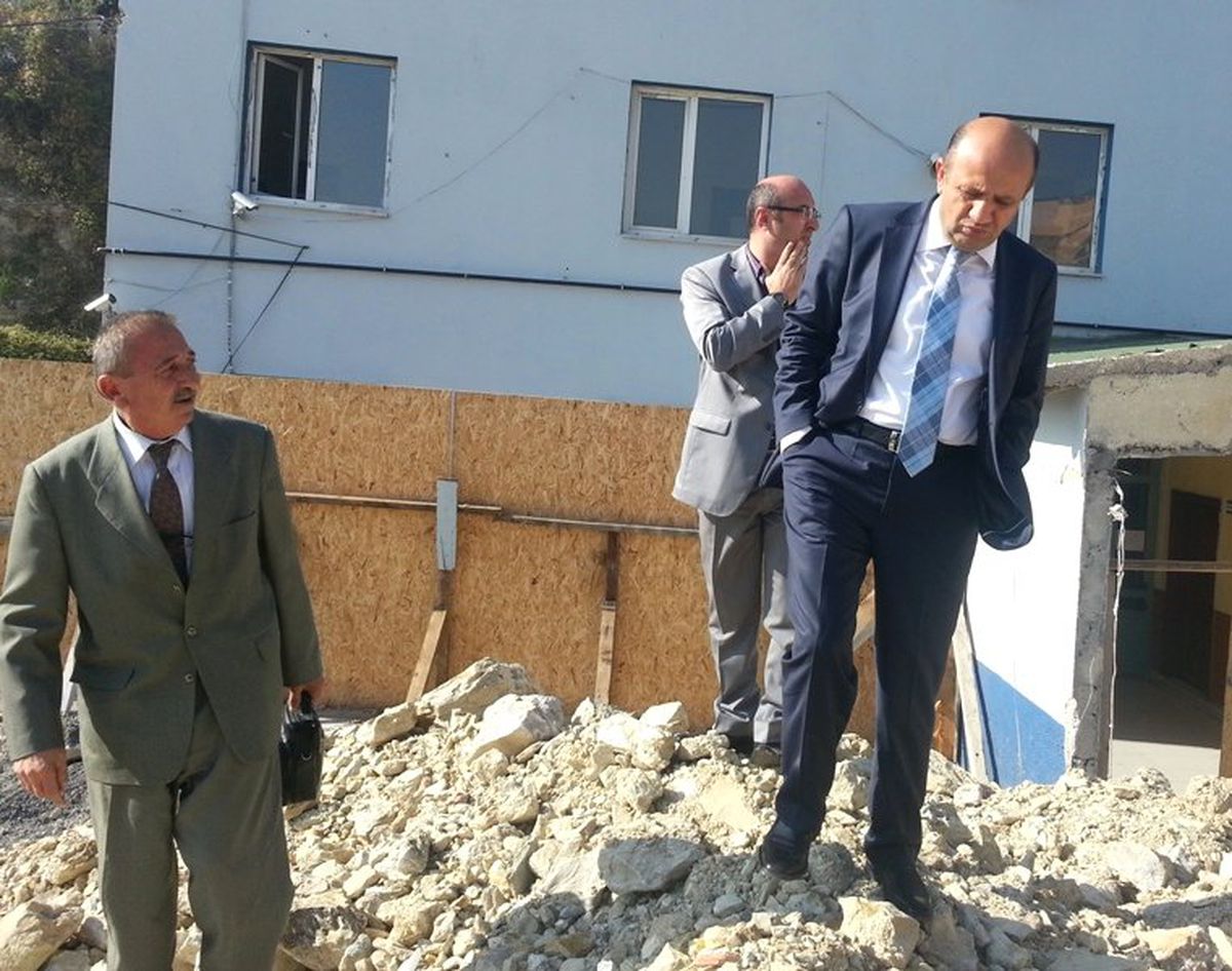 Fikri Işık İzmit\'te Okulları Gezdi