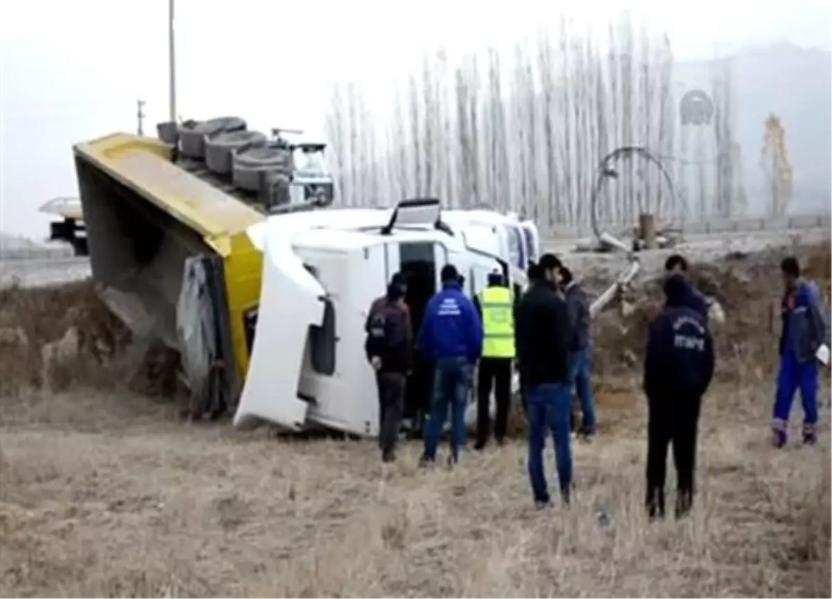 Hafriyat kamyonu devrildi: 1 ölü, 1 yaralı