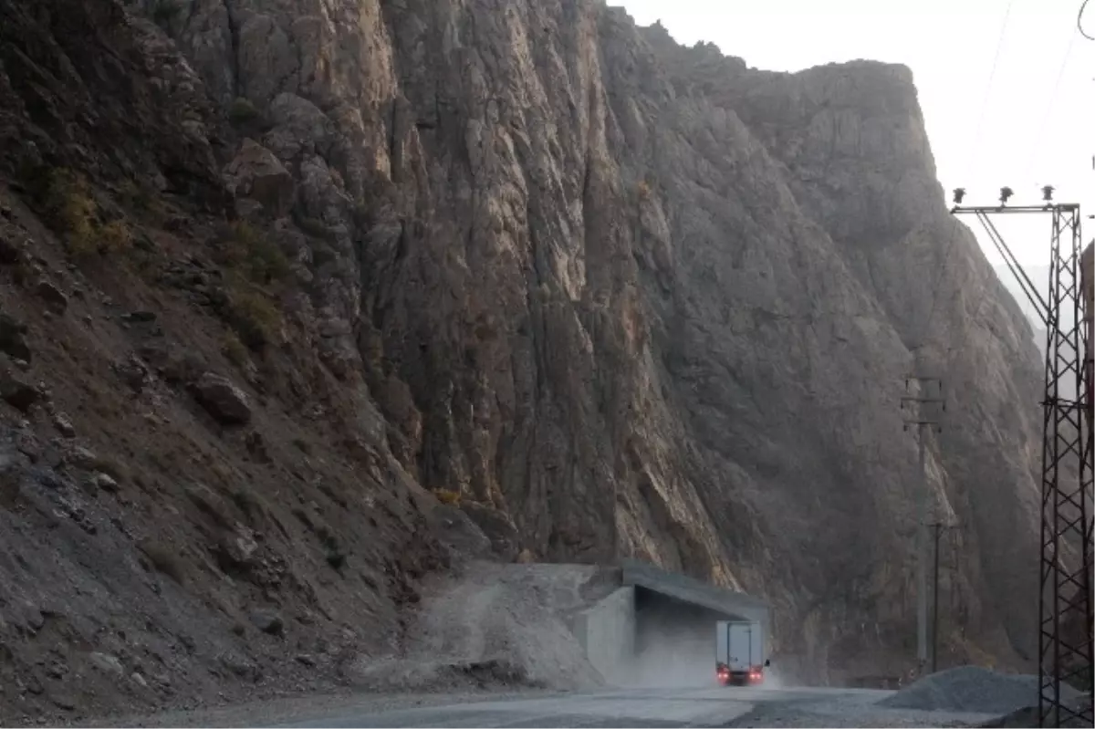 Hakkari-Çukurca Karayoluna Çığ Tünelleri