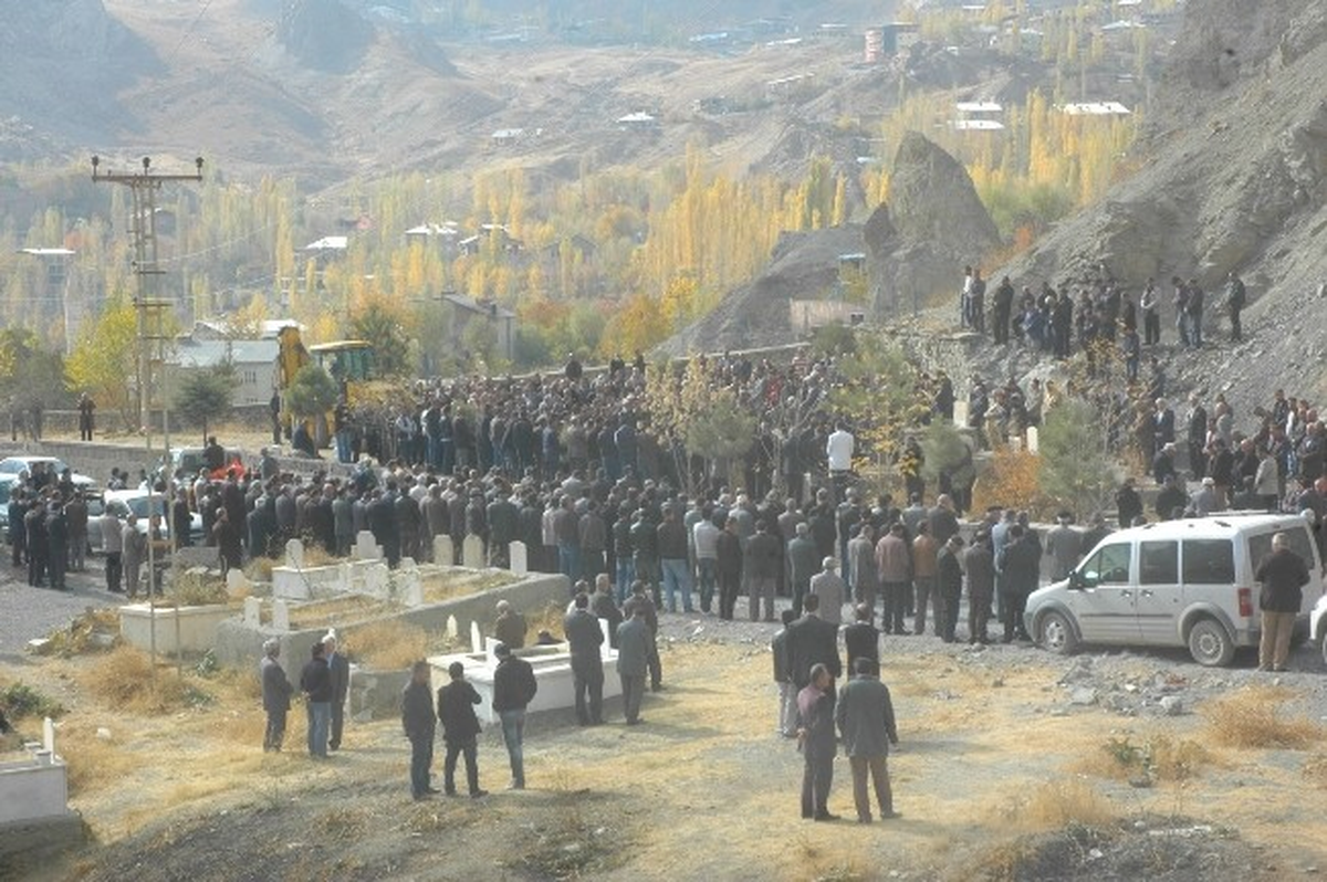 Hakkari\'de Uyarı Ateşi Sonucu Ölen Şahıs Toprağa Verildi