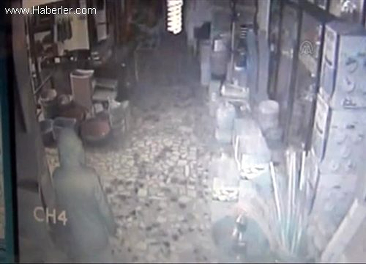 Hırsızlık anı güvenlik kamerasına yansıdı