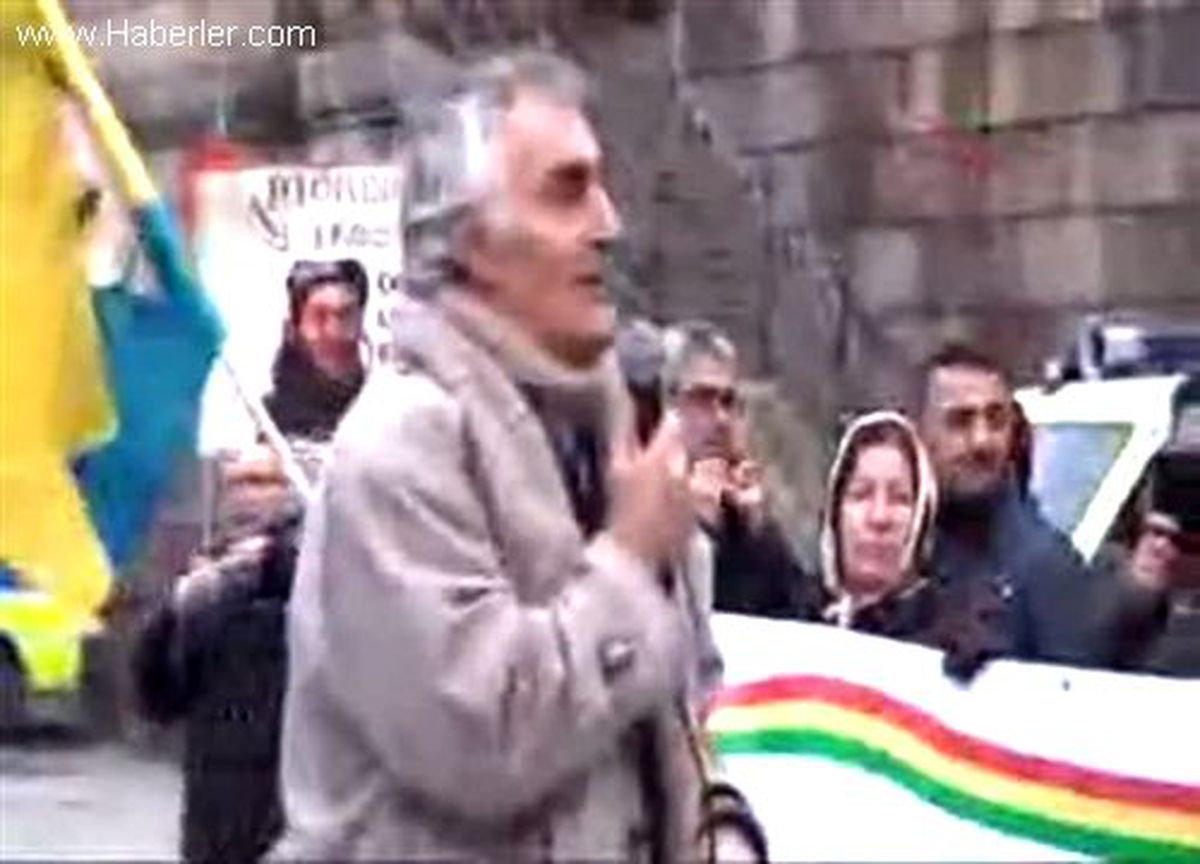 İsveç Meclis Binası Önünde Başbakan Erdoğan\'ı Protesto Ettiler