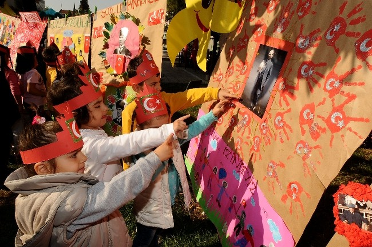 Karşıyakalı Miniklerin Bayrak Sevgisi