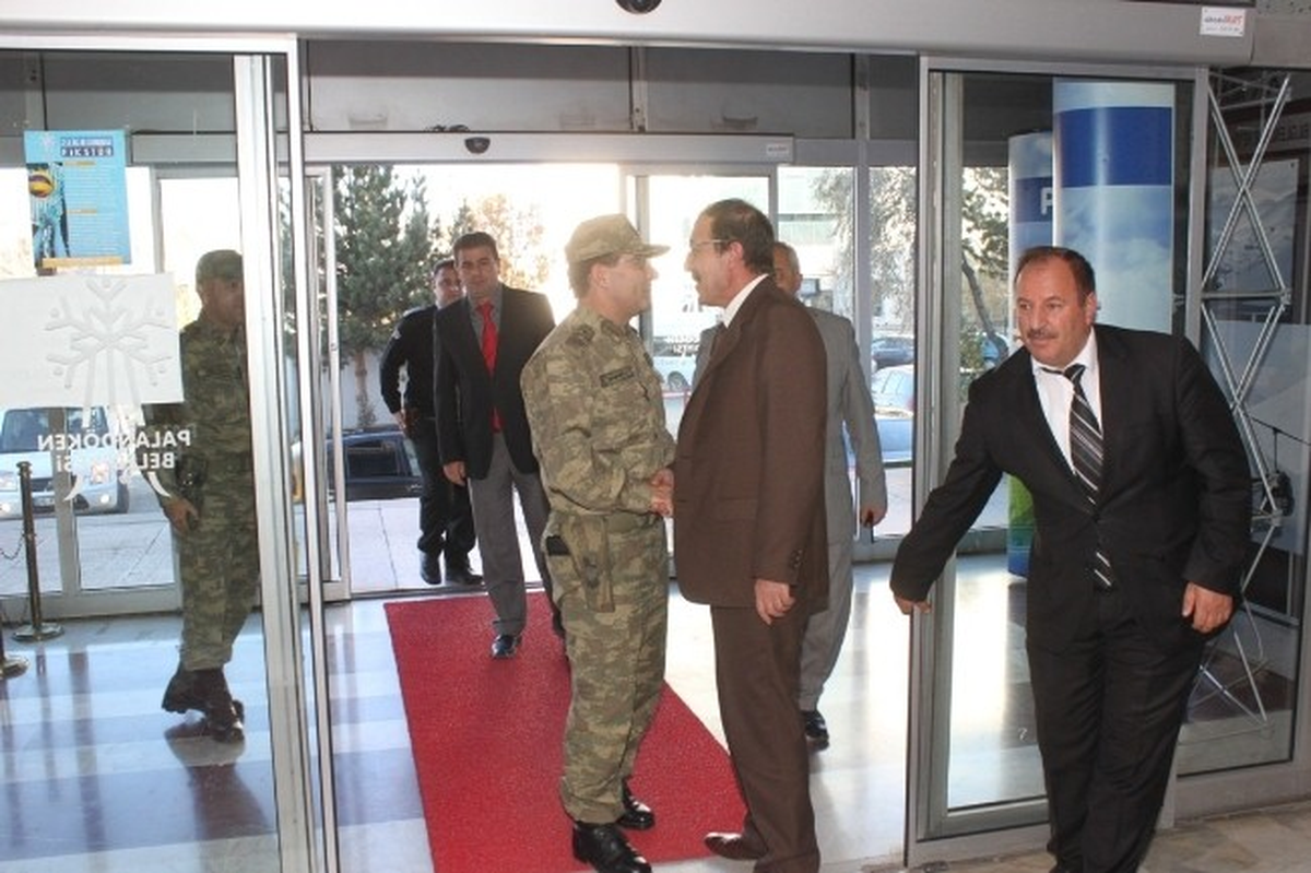 Kolordu Komutanı, Palandöken Belediye Başkanını Ziyaret Etti