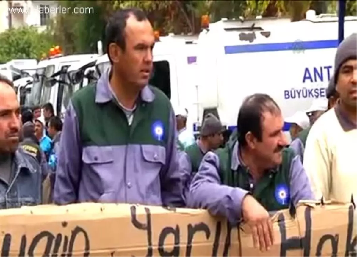 Maaşlarını alamayan işçilerin eylemi sürüyor