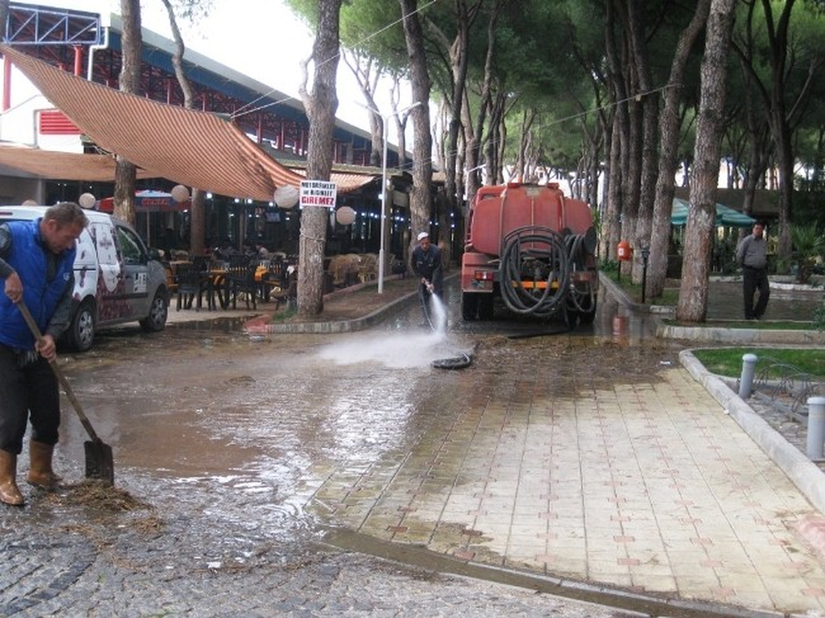 Ödemiş Belediyesi\'nden Parklarda Sonbahar Temizliği