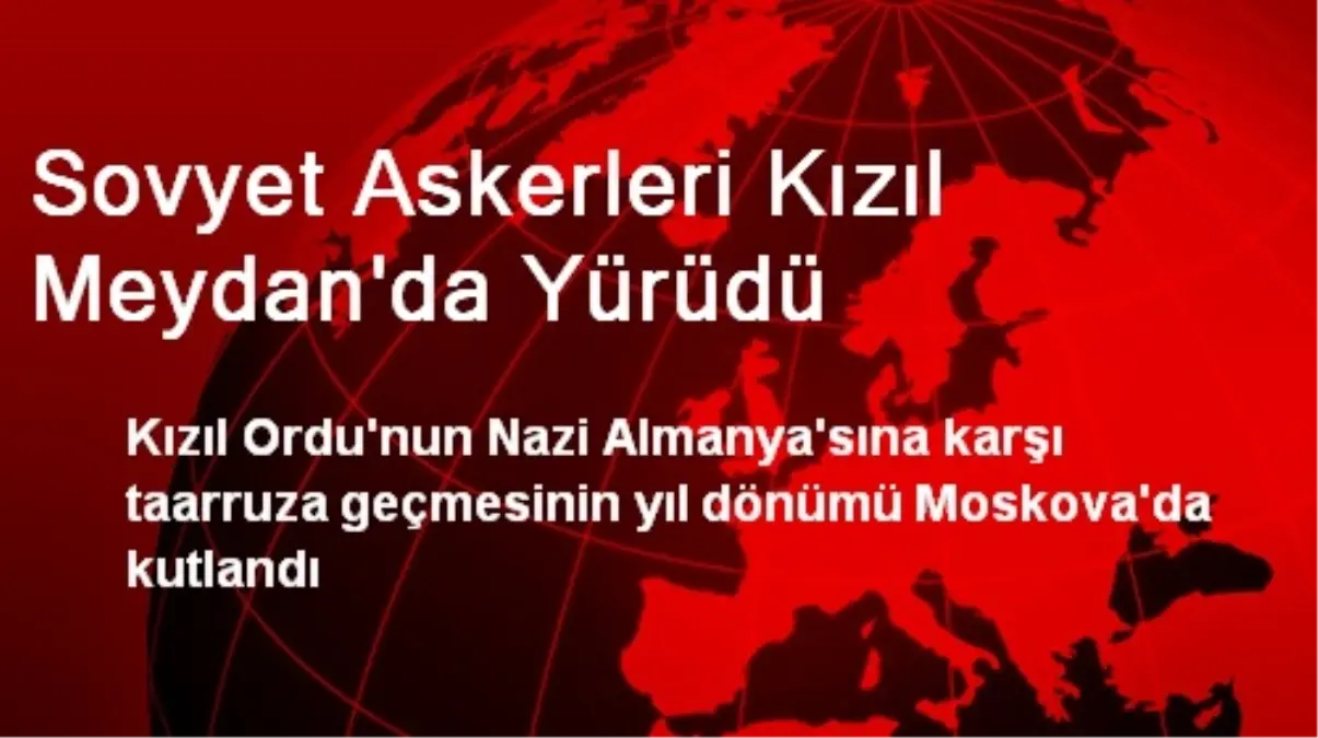 Sovyet Askerleri Kızıl Meydan\'da Yürüdü