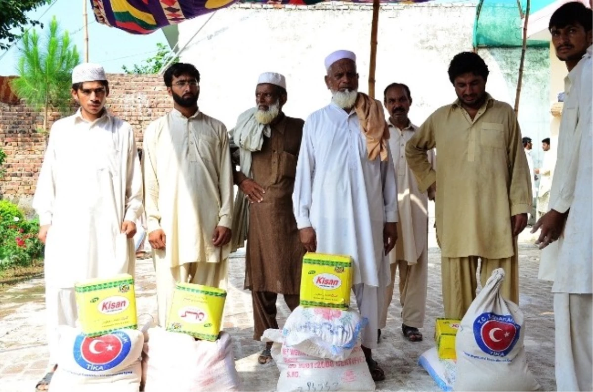 Pakistan\'ın 3 Ayrı Bölgesine Gıda Yardımı