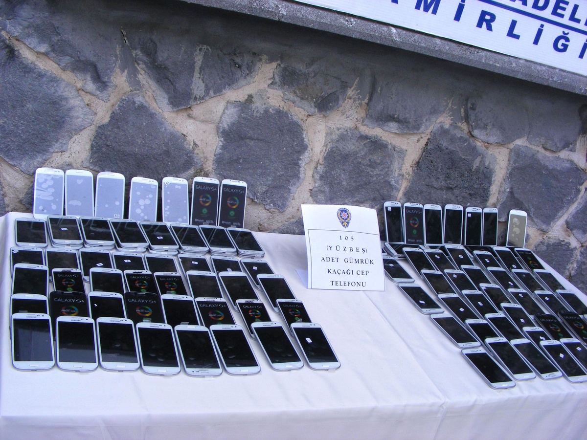 Salihli\'de 40 Kaçak Cep Telefonu Ele Geçirildi