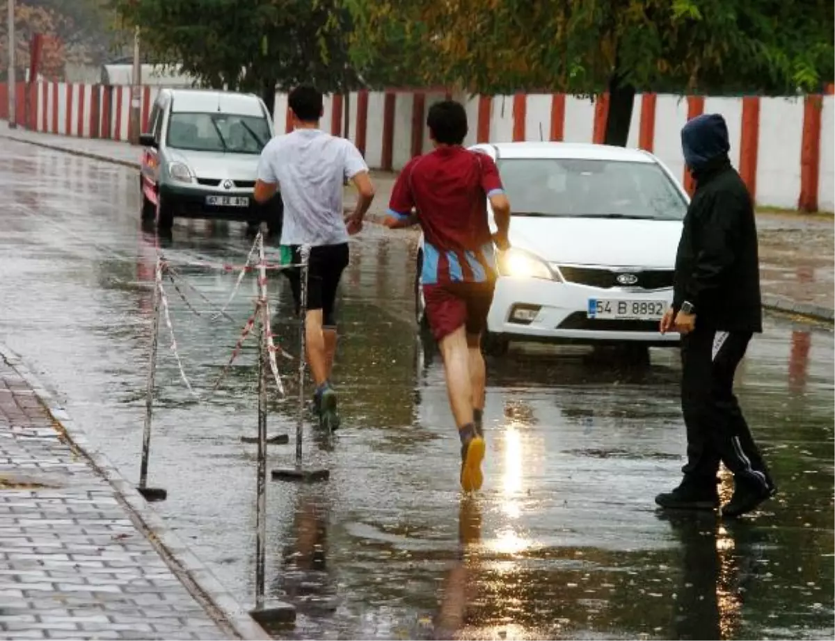 Suyla Kaplı Parkurda Koştular