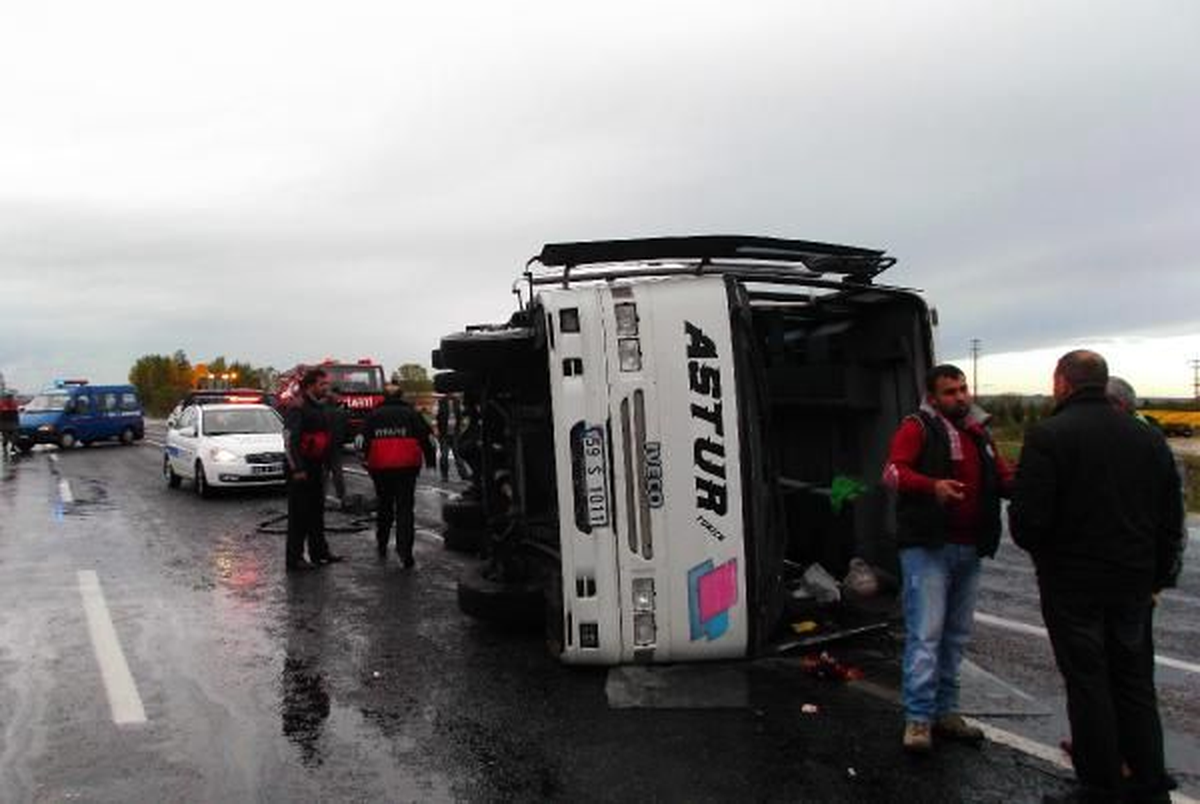 Tekirdağ\'da İşçi Taşıyan Servis Minibüsü Devrildi: 26 Yaralı