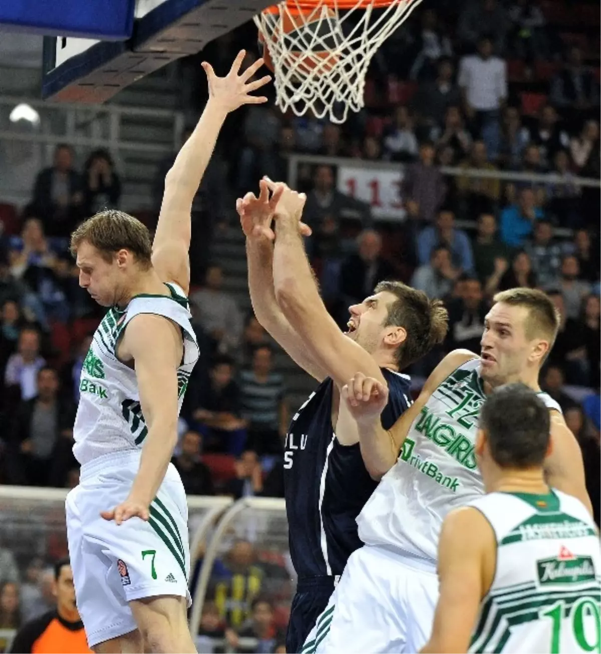 Anadolu Efes, Zalgiris Kaunas\'ı 72-61 Yendi