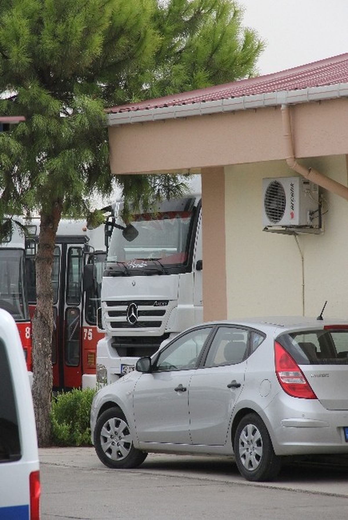 Tır\'da Roketatar ve Bomba Ele Geçirildi