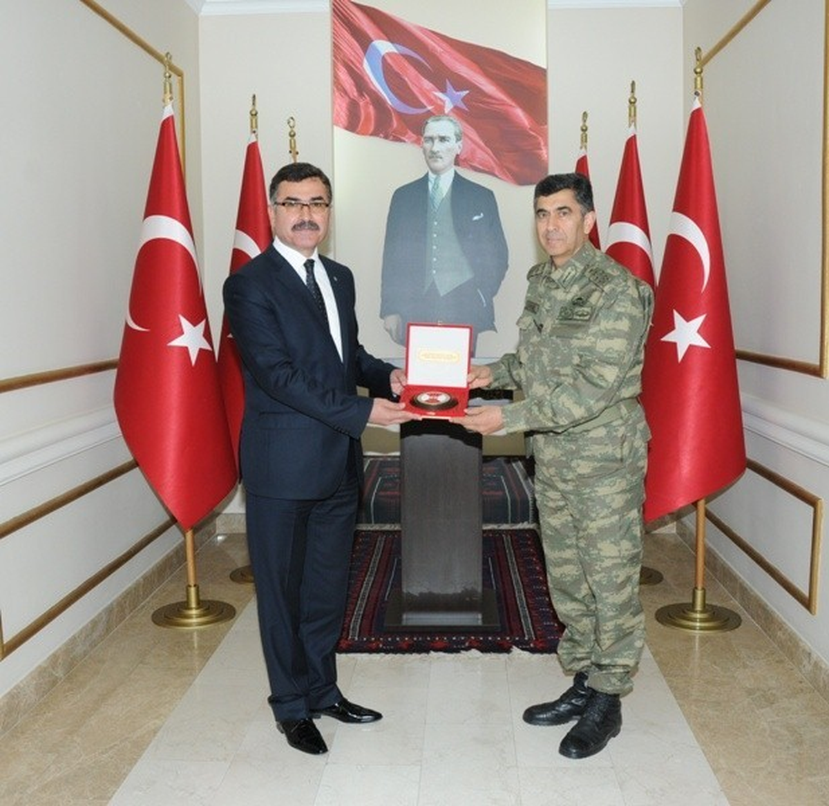Balıkesir Valisi Turhan\'a Komutan Ziyareti