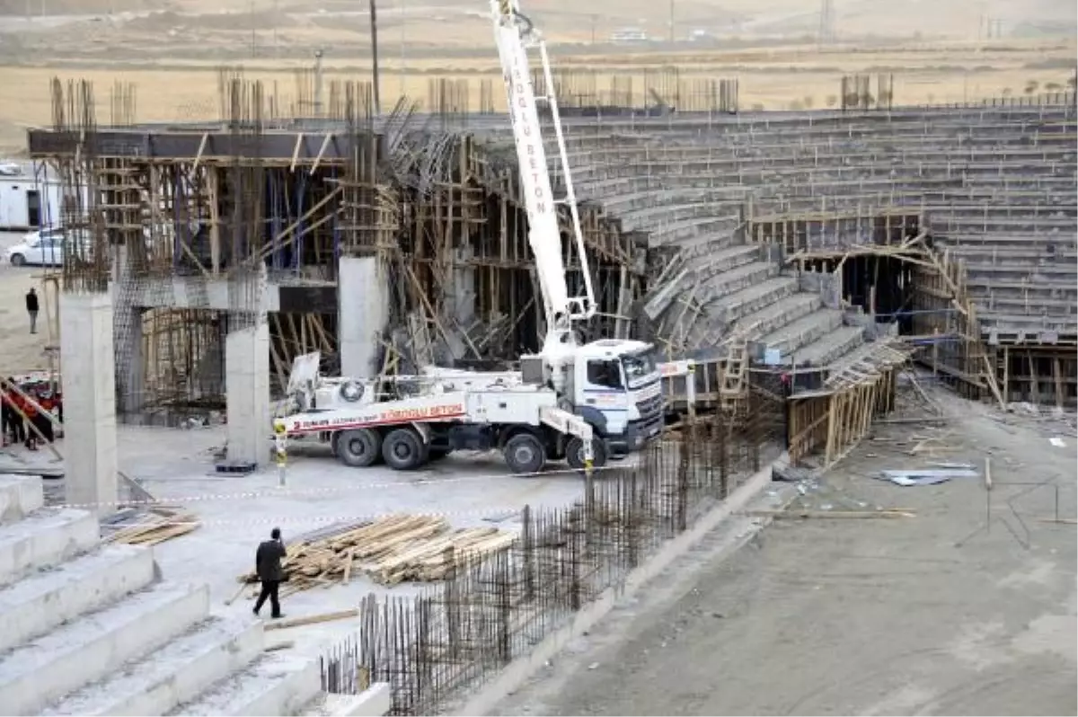 Van\'da Spor Salonu İnşaatında Çökme: 3 Yaralı