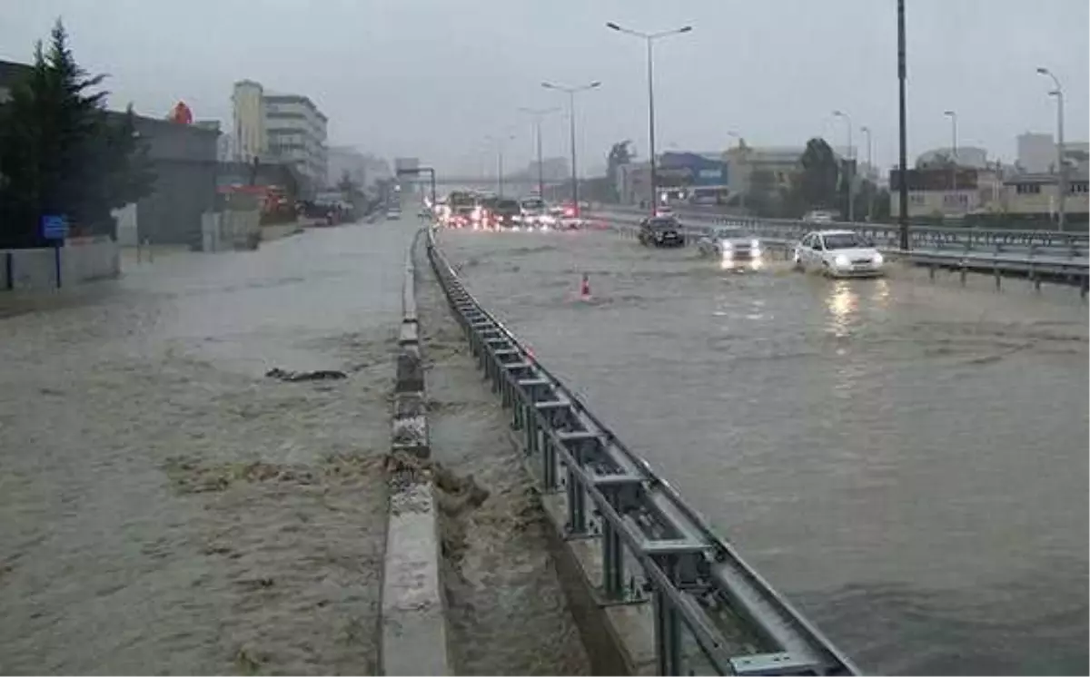 Yağmur, İstanbul Trafiğini Vurdu