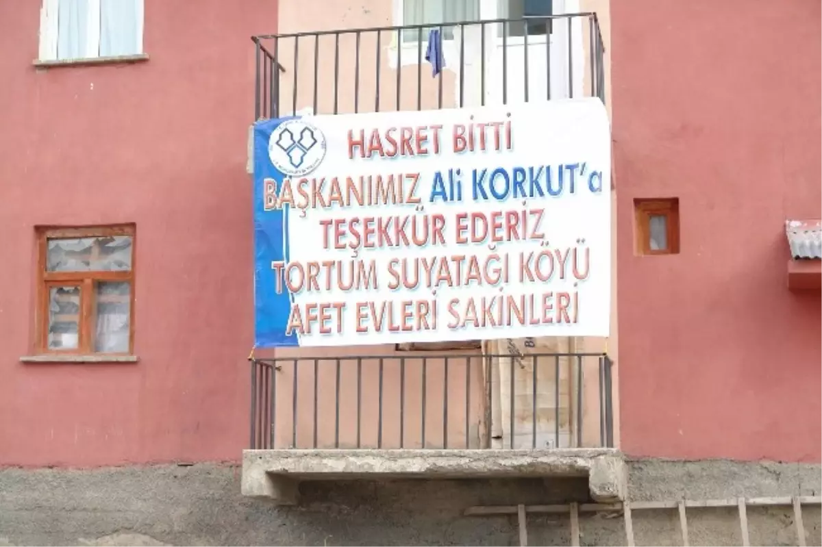 Yıllar Sonra Hizmet Görünce Pankartla Teşekkür Ettiler