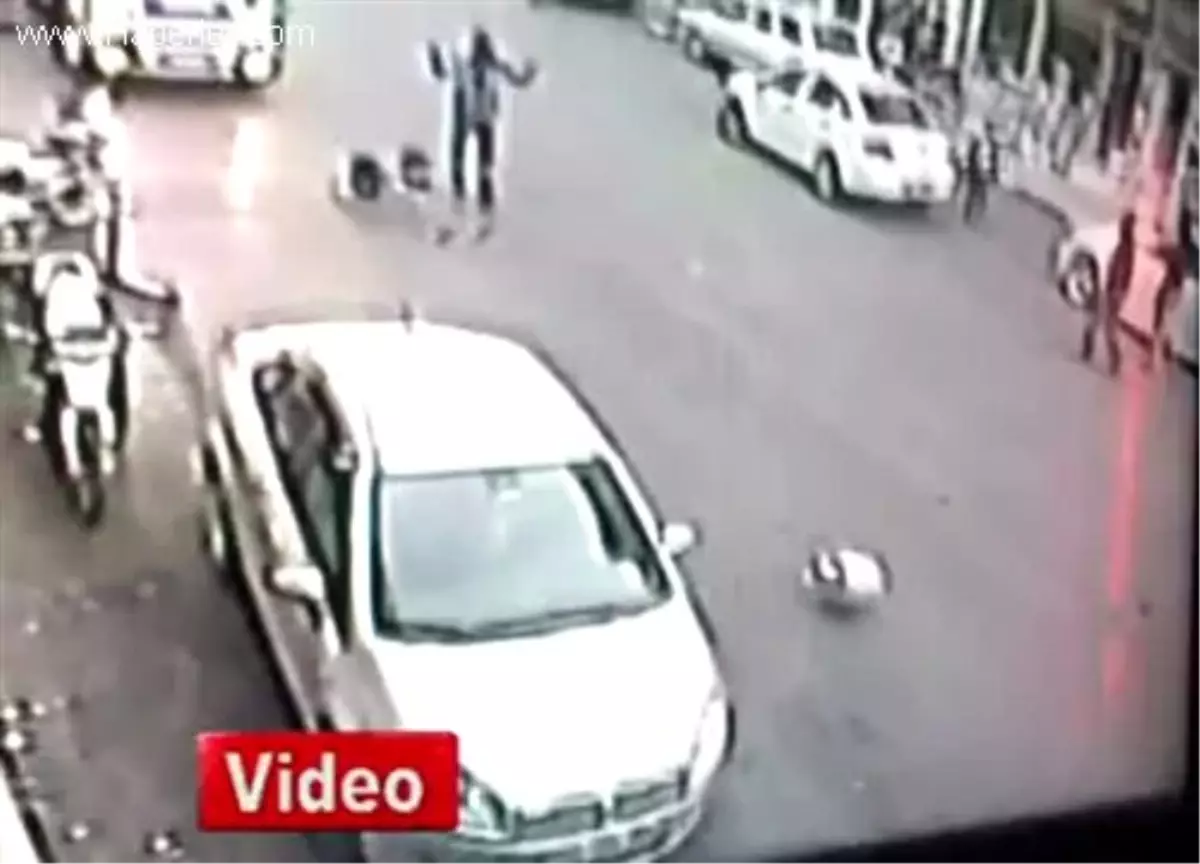 Sandıklı\'da Motosiklet Tüpçüye Çarpıp Yola Devam Etti