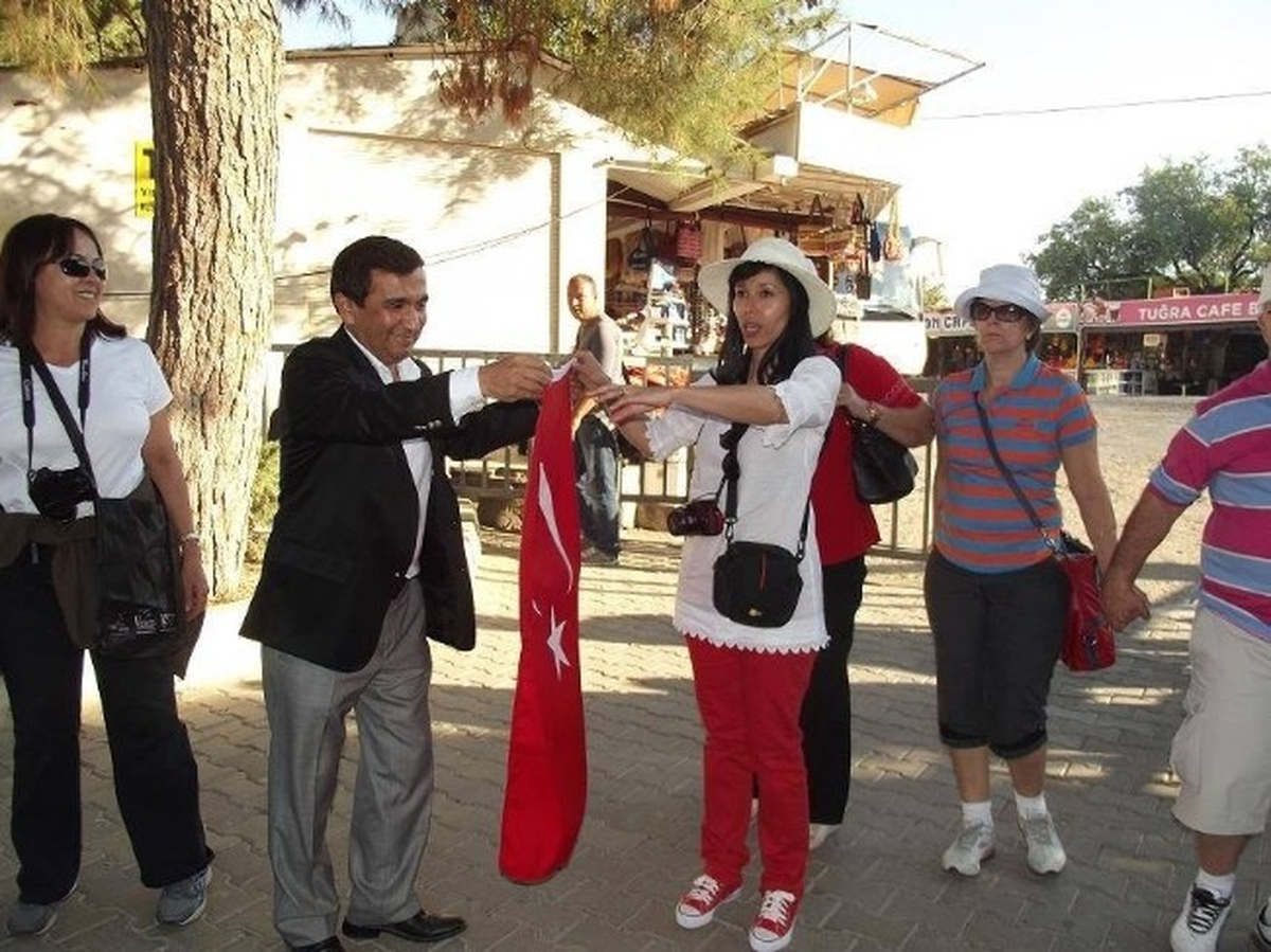 Ak Partili Başterzi\'den Selçuklular\'a 10 Bin Türk Bayrağı