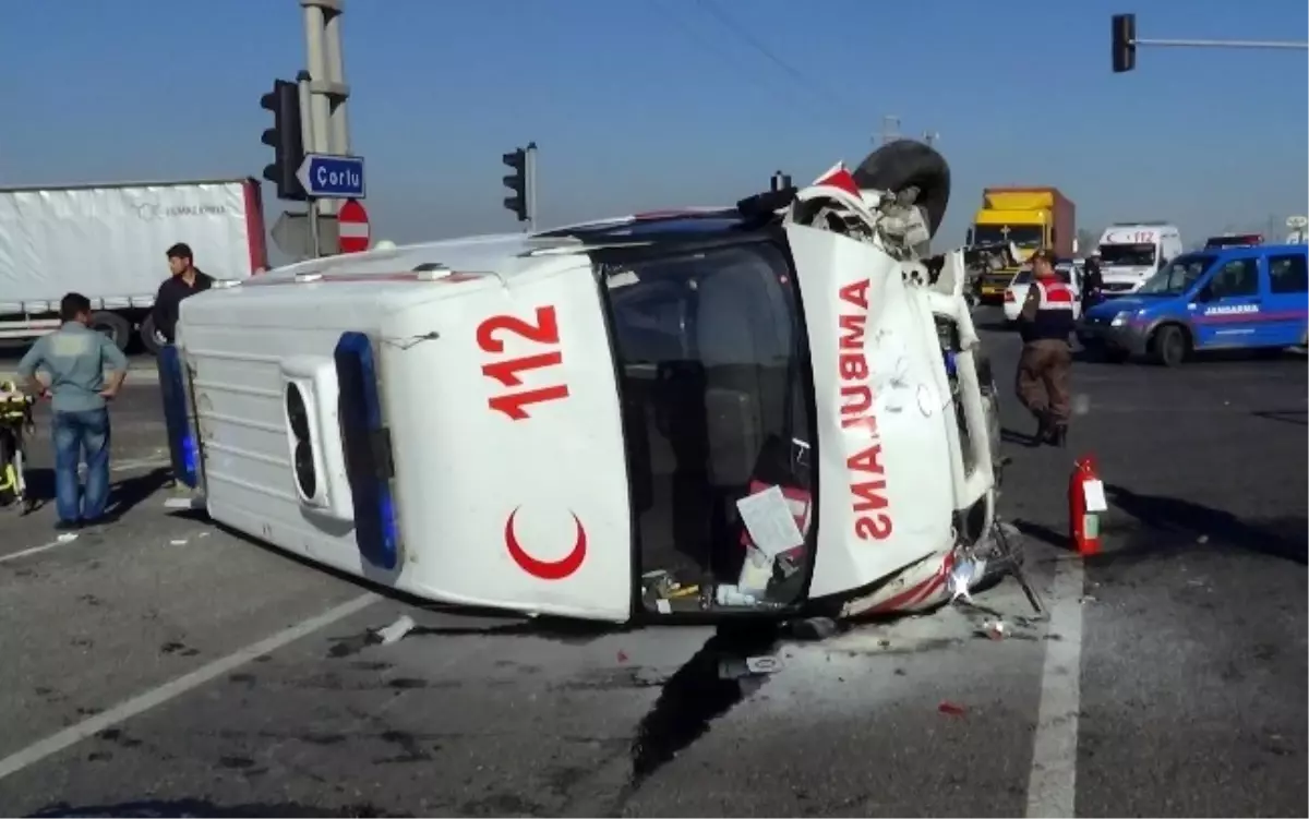 Ambulans ile Otomobil Çarpıştı: 1\'i Ağır 6 Yaralı