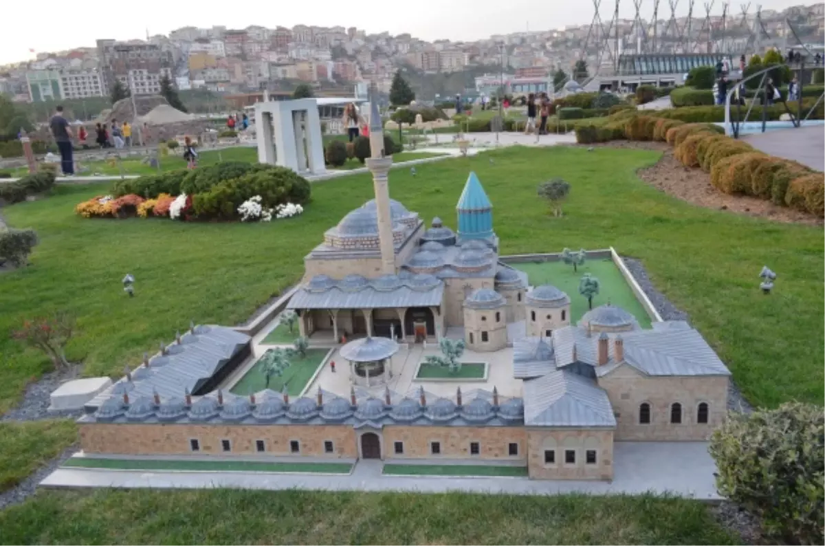 Arap Turistler Miniatürk\'e Yoğun İlgi Gösteriyorlar