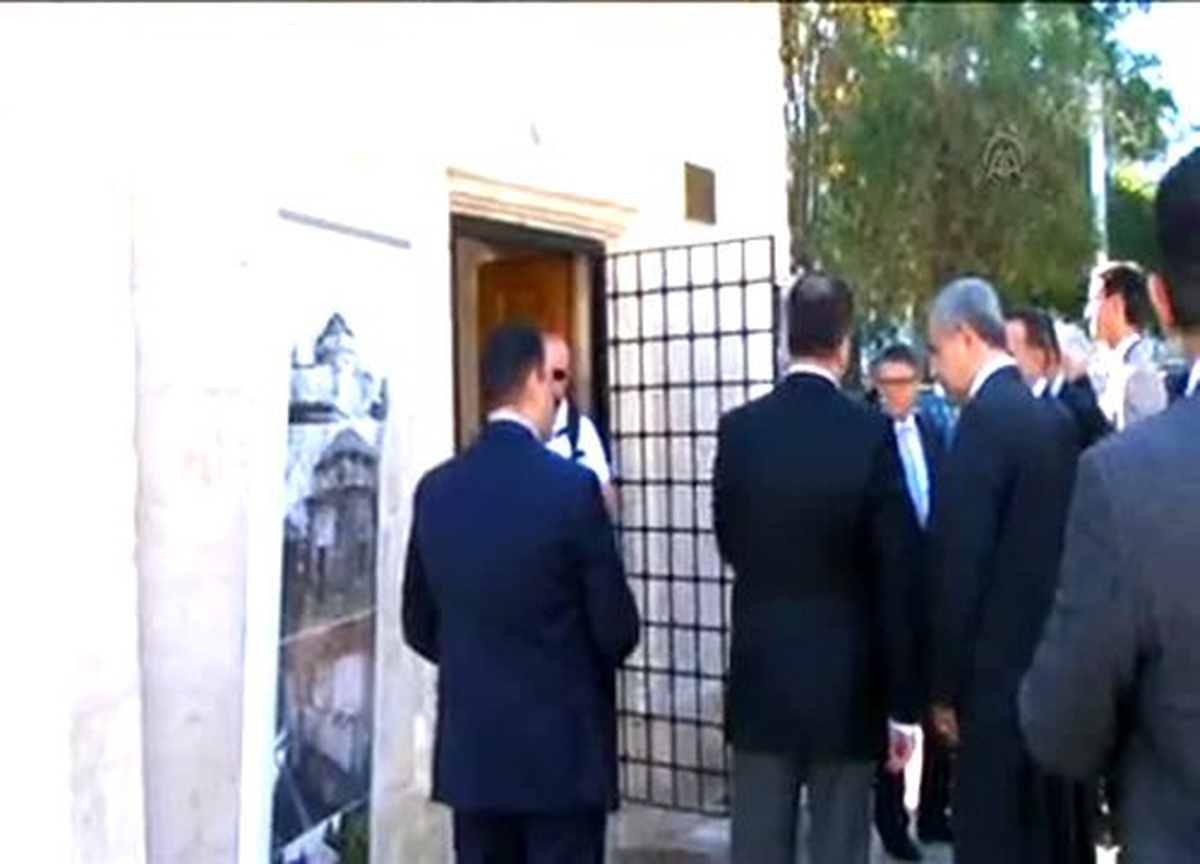 Arınç, Şeyh Mustafa Türbesi\'ni ziyaret etti