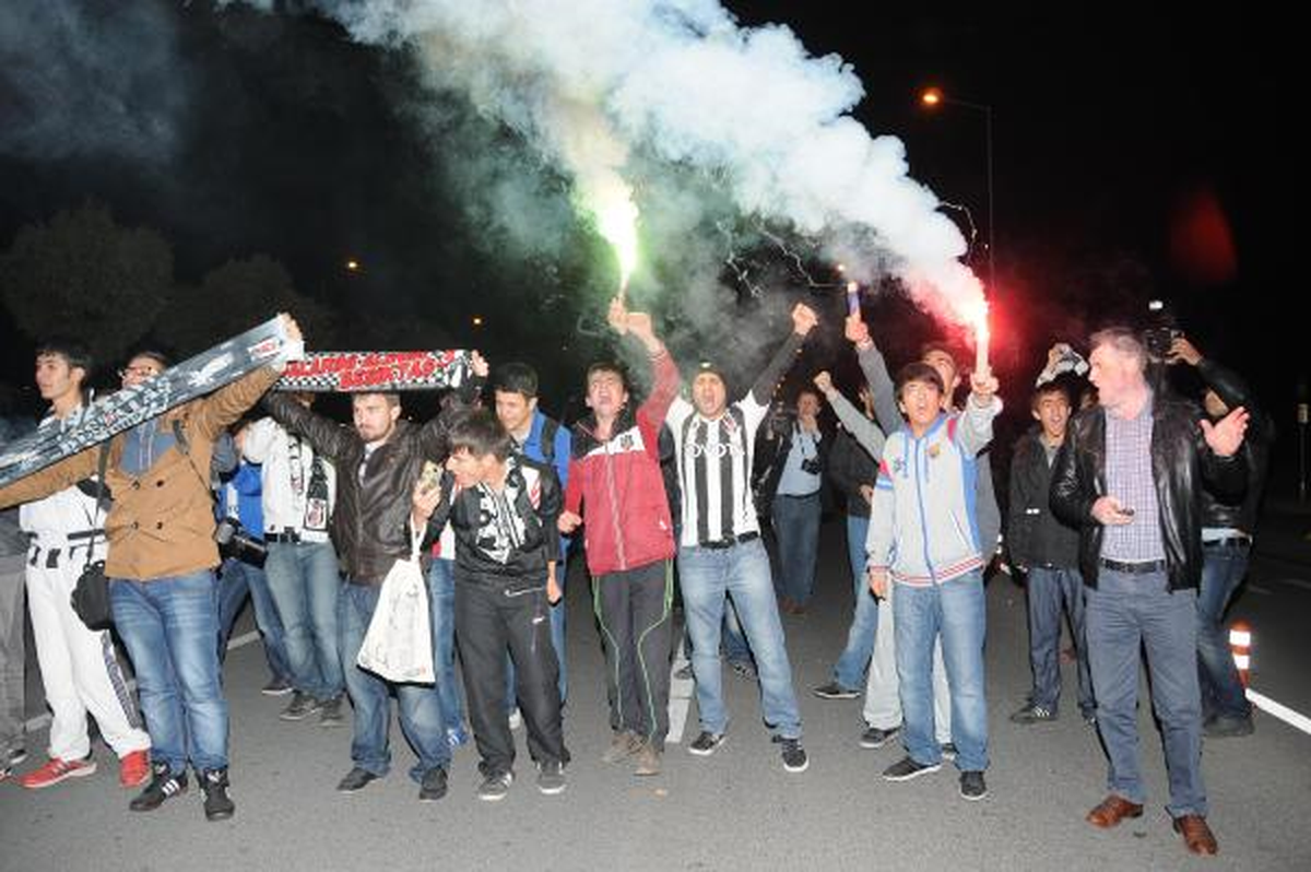 Beşiktaş Kayseri\'de Meşale ve Çiceklerle Karşılandı\'