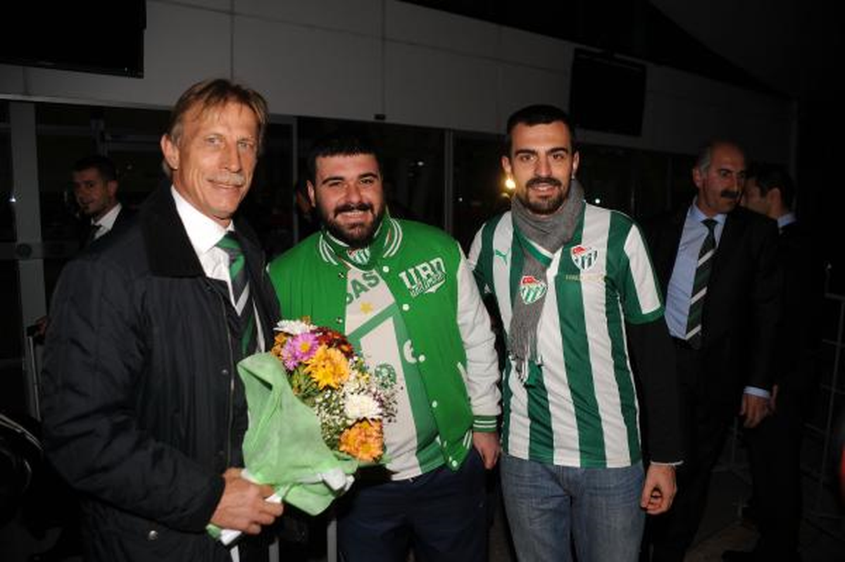 Bursaspor\'a Sivas\'ta Meşaleli Karşılama