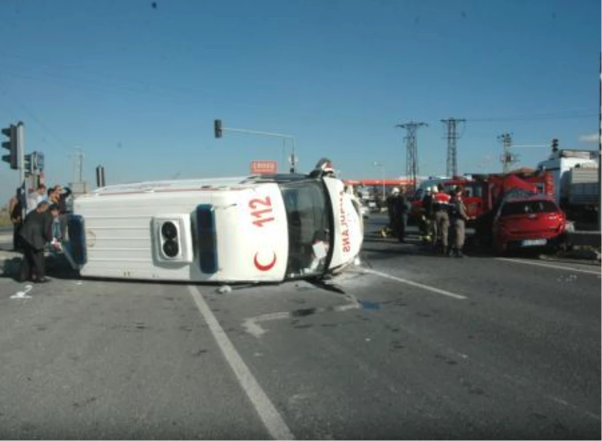 Çorlu\'da Ambulans Otomobille Çarpıştı: 6 Yaralı