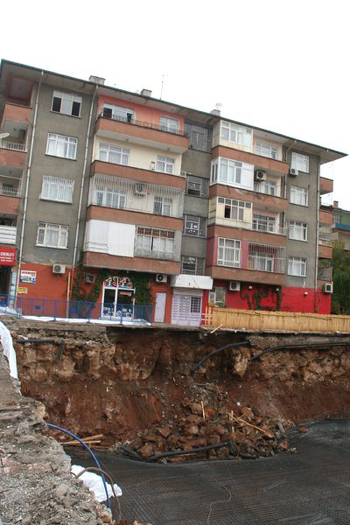 Diyarbakır\'da 5 Katlı Bina Göçük Tehlikesiyle Boşaltıldı