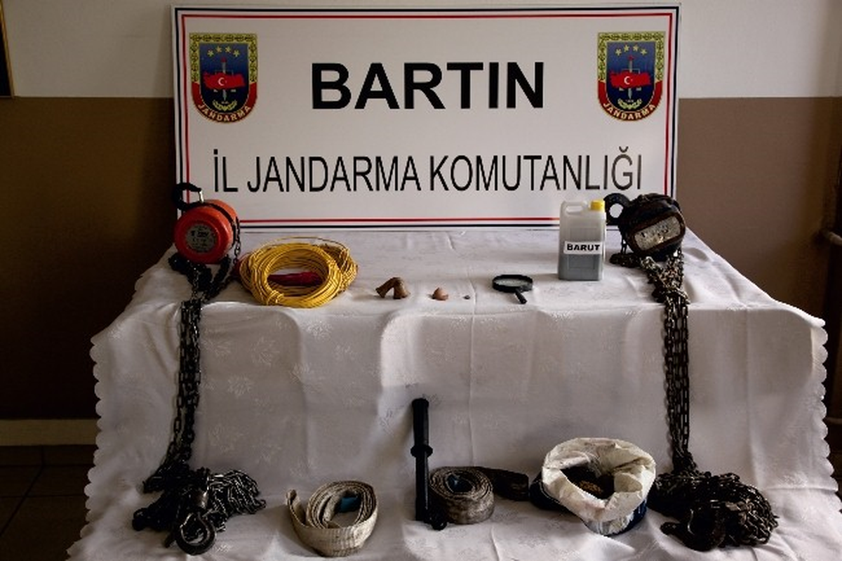 El Yapımı Patlayıcıyla Kazı Yapan Defineciler Yakalandı