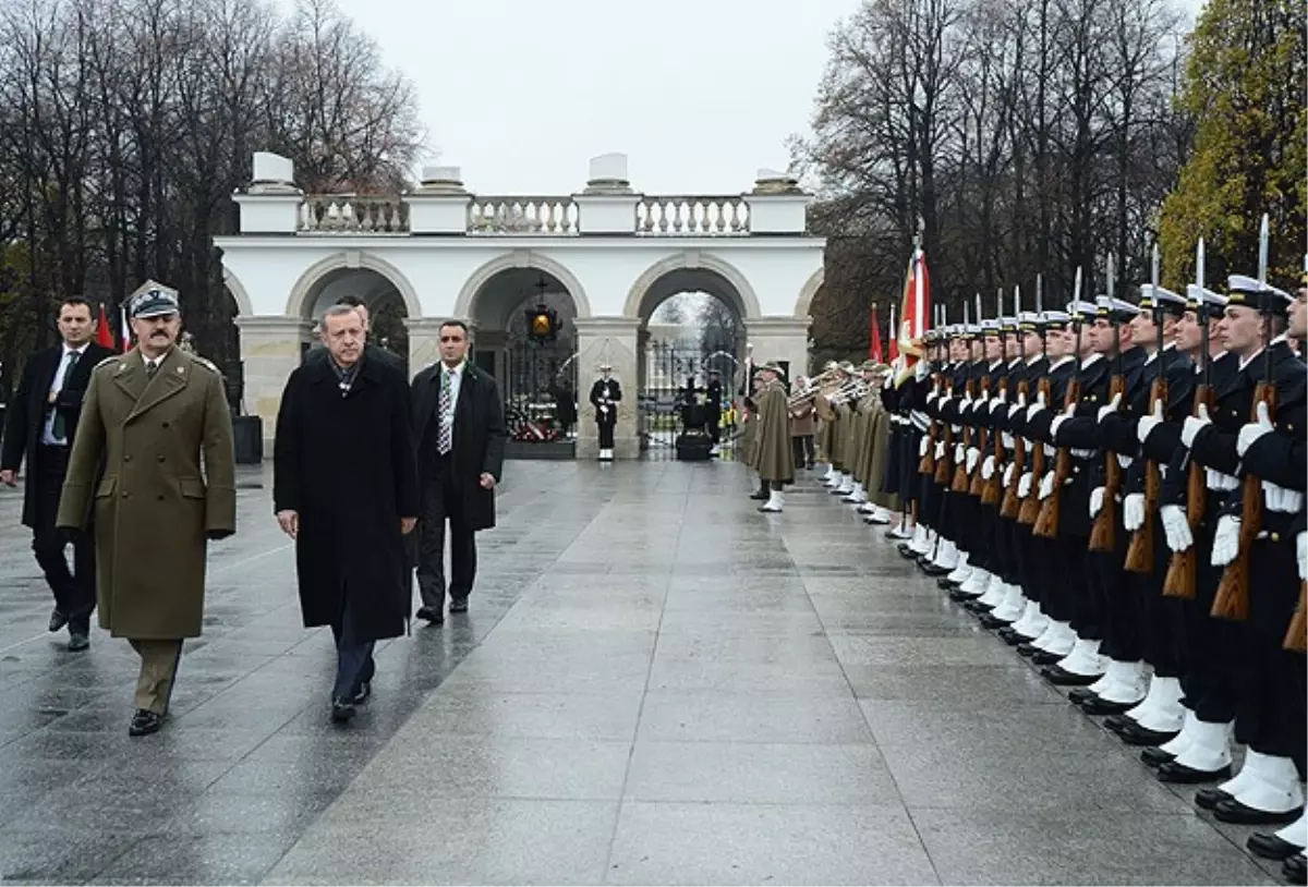 Erdoğan Polonya\'da Meçhul Asker Anıtına Çelenk Bıraktı