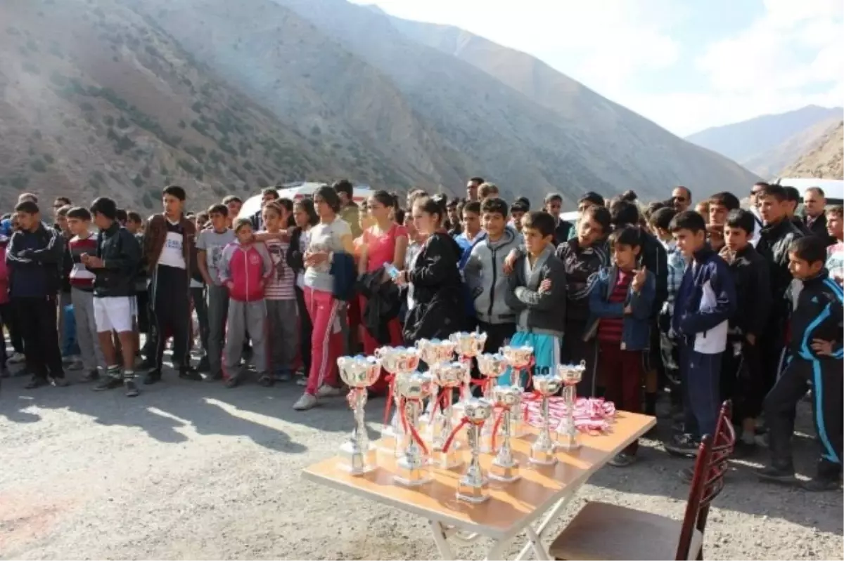 Hakkari\'de Okul Sporları Startı Kros ile Verildi