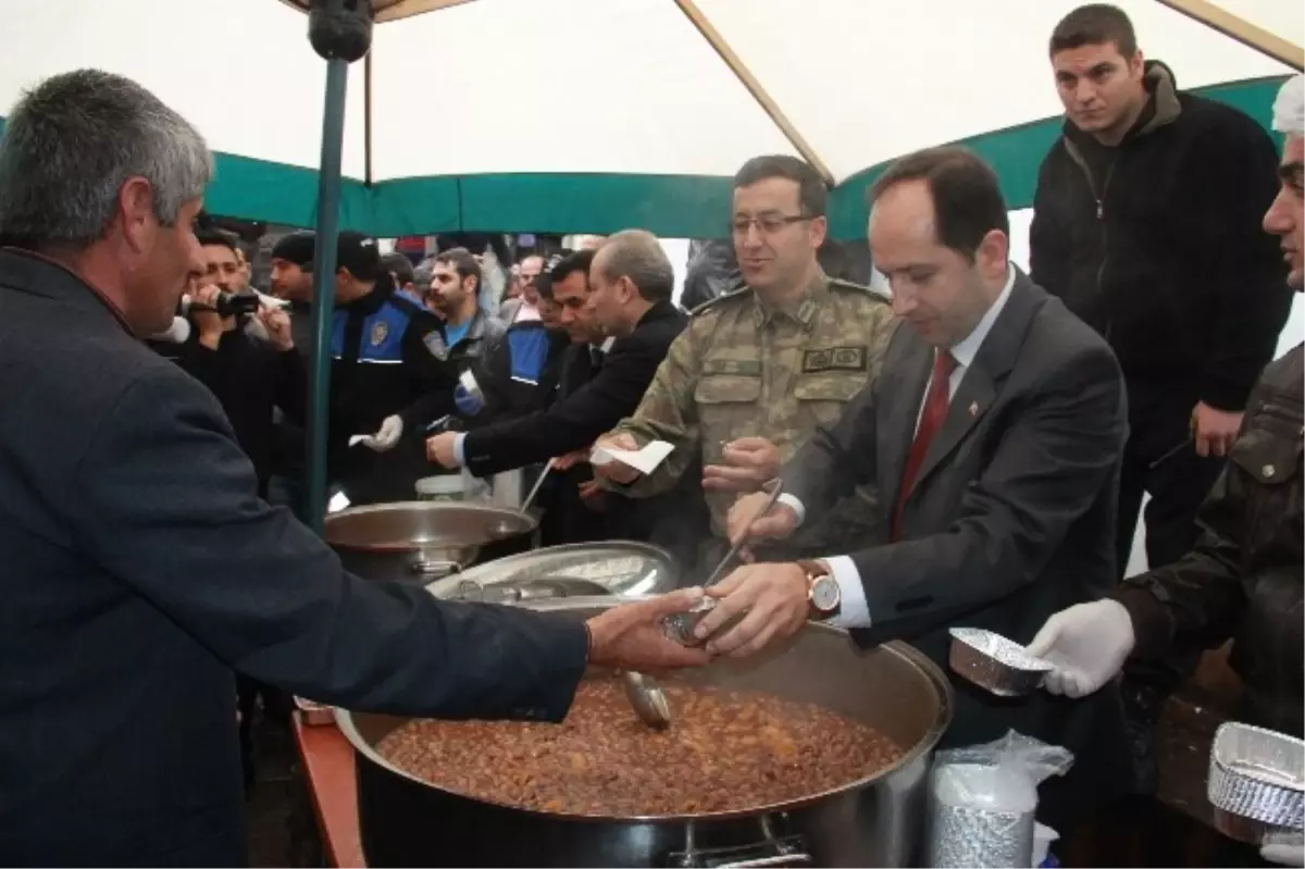 Hakkari Polisi Vatandaşlara Aşure Dağıttı