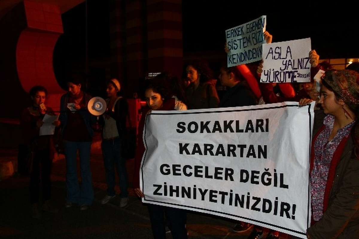 Ktü\'lü Kız Öğrenciler Yaşadıkları Sözlü Tacizlere İsyan Ettiler