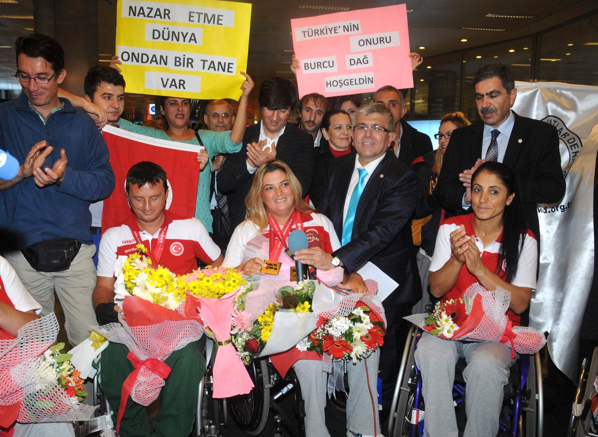 Milli Okçu Burcu Dağ, Altın Madalya İle Yurda Döndü