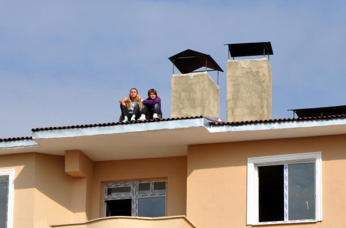 Başka Yere Atanan Öğretmenleri İçin Çatıya Çıktılar