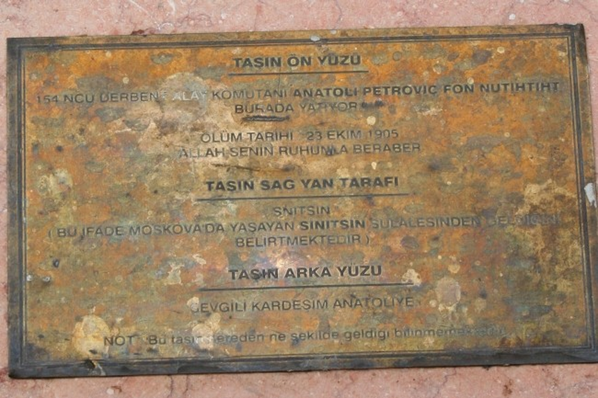 Rus Komutana Ait Anıt Mezar Vatandaşların Dikkatini Çekiyor