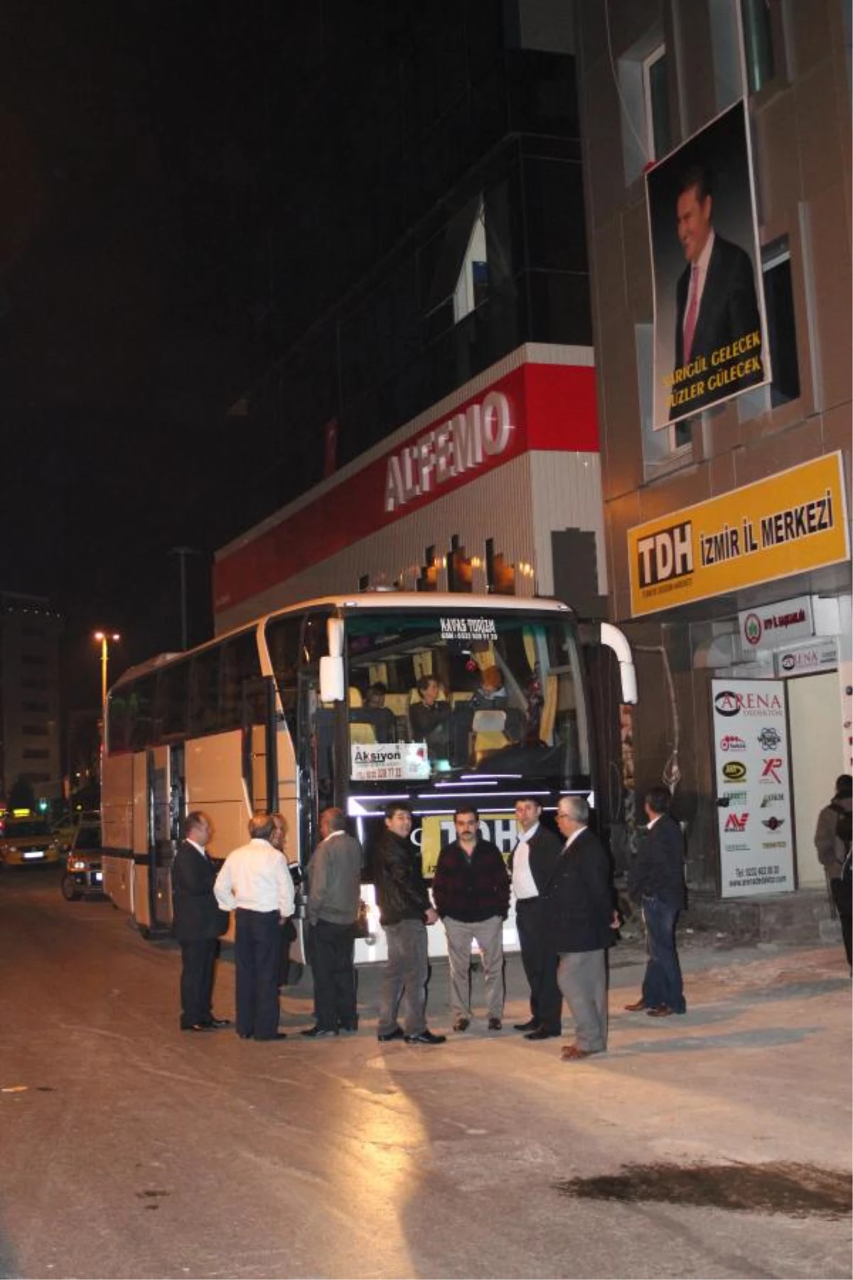 Sarıgül\'ün CHP\'de Rozet Takma Törenine İzmir\'den Yoğun Katılım