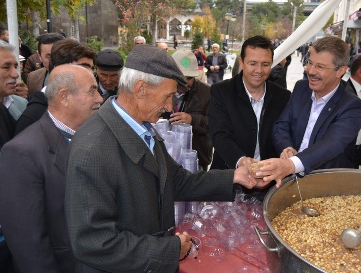 Şeker Fabrikasından Vatandaşlara Aşure Dağıtımı