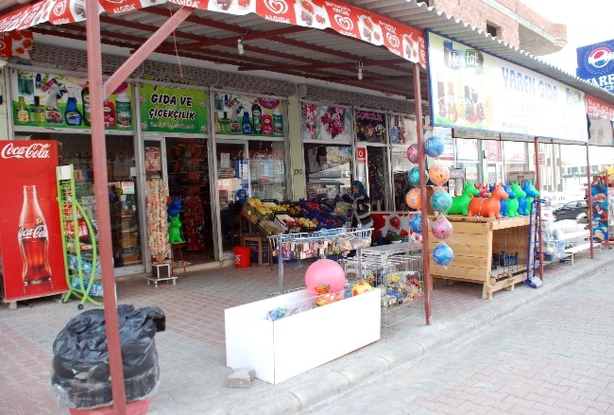 Sigara ve Parfüm Hırsızlığı Kameralara Yansıdı