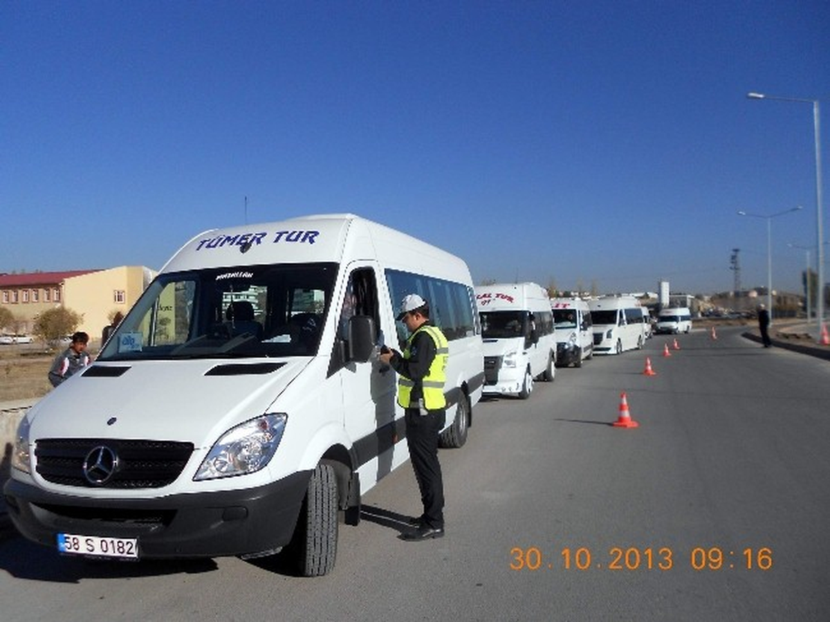 Sivas Emniyetinden Öğrenci Servis Araçlarına Denetim