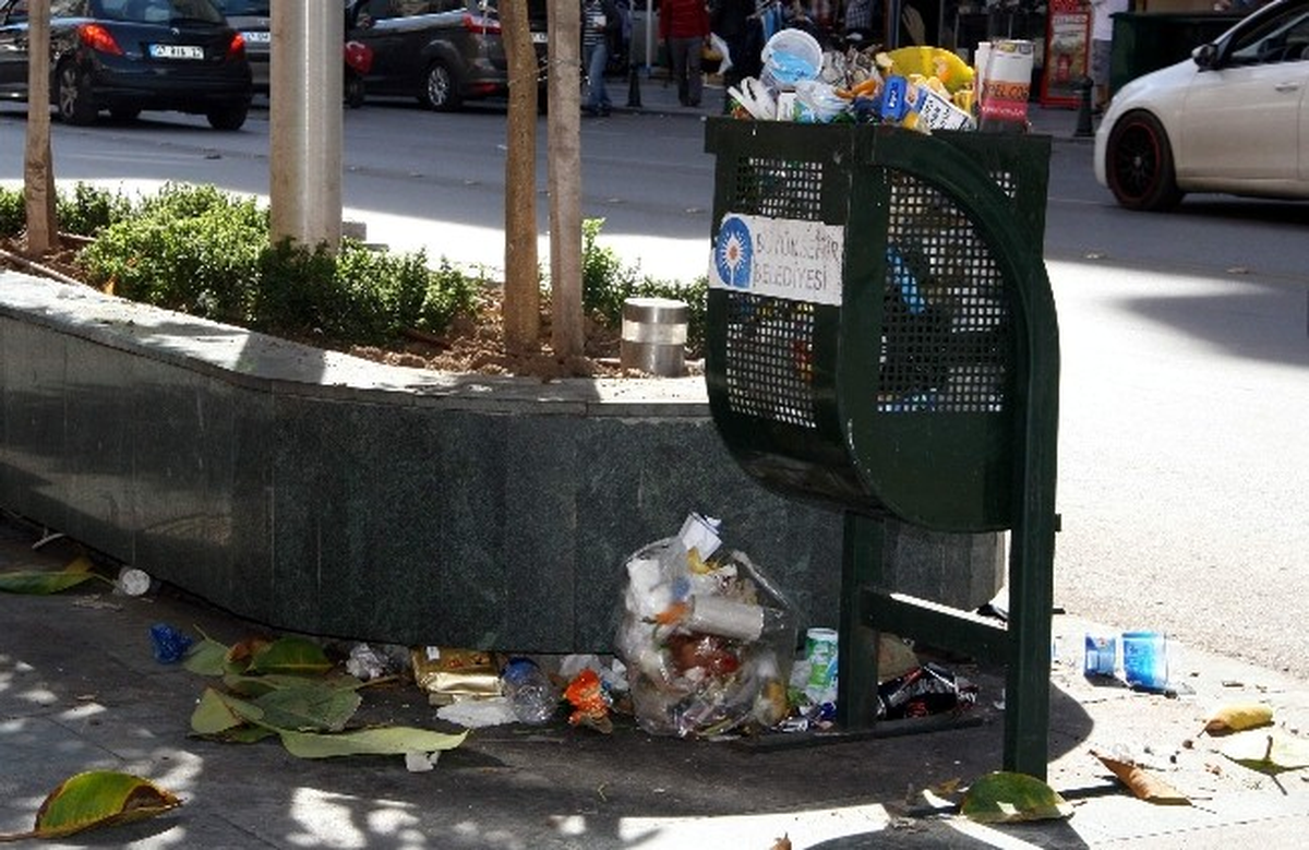 Temizlik İşçileri Eylem Yaptı Caddelerde Çöp Birikti